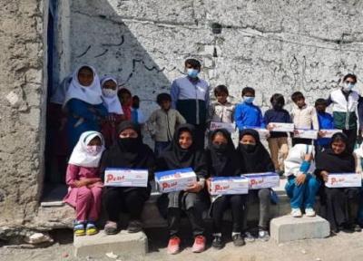 نشاندن گل لبخند بر لبان دانش آموزان محروم بیرجندی