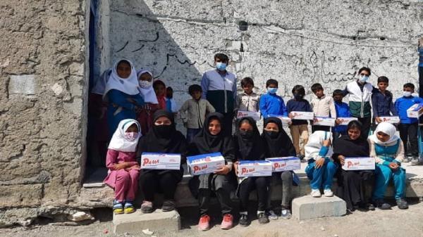 نشاندن گل لبخند بر لبان دانش آموزان محروم بیرجندی