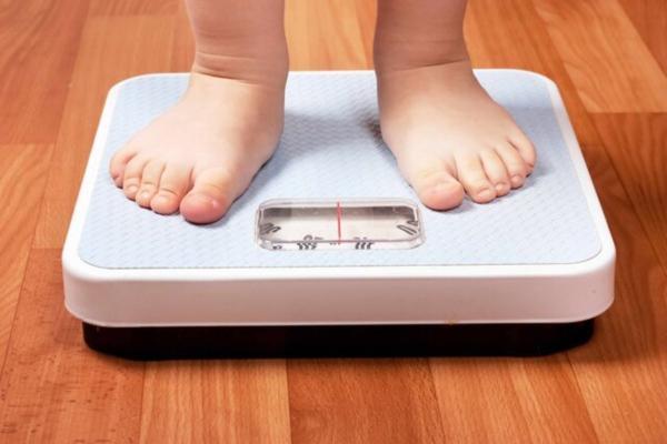 چه چیزی باعث چاقی در بچه ها می گردد؟